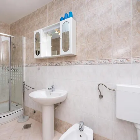 펜션 House - Sleeps 8 - Garden - Parking
