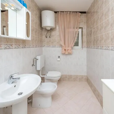 펜션 House - Sleeps 8 - Garden - Parking 오레비츠