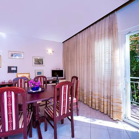 House - Sleeps 8 - Garden - Parking