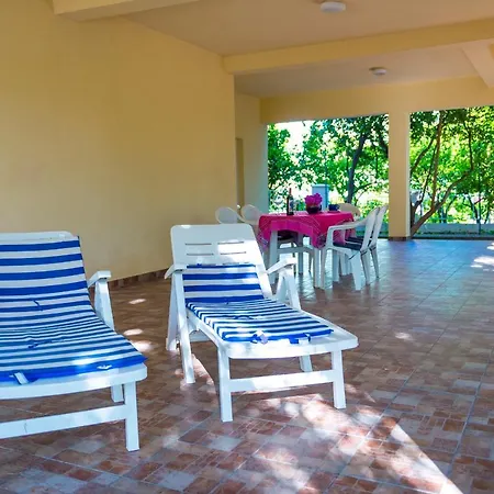 House - Sleeps 8 - Garden - Parking *