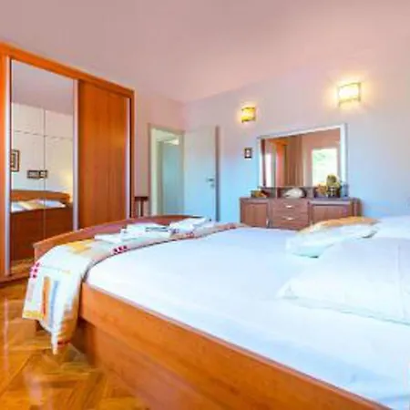 House - Sleeps 8 - Garden - Parking