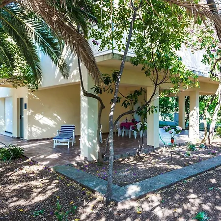 House - Sleeps 8 - Garden - Parking