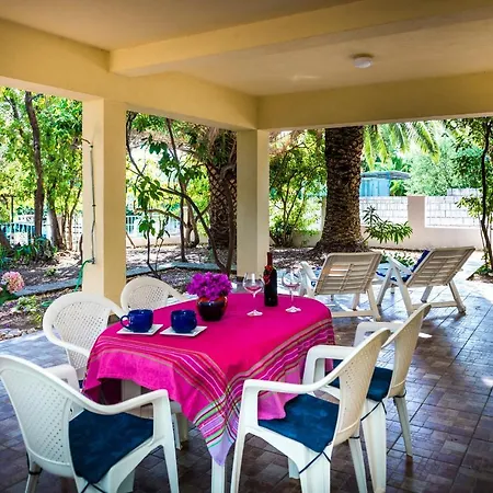 House - Sleeps 8 - Garden - Parking